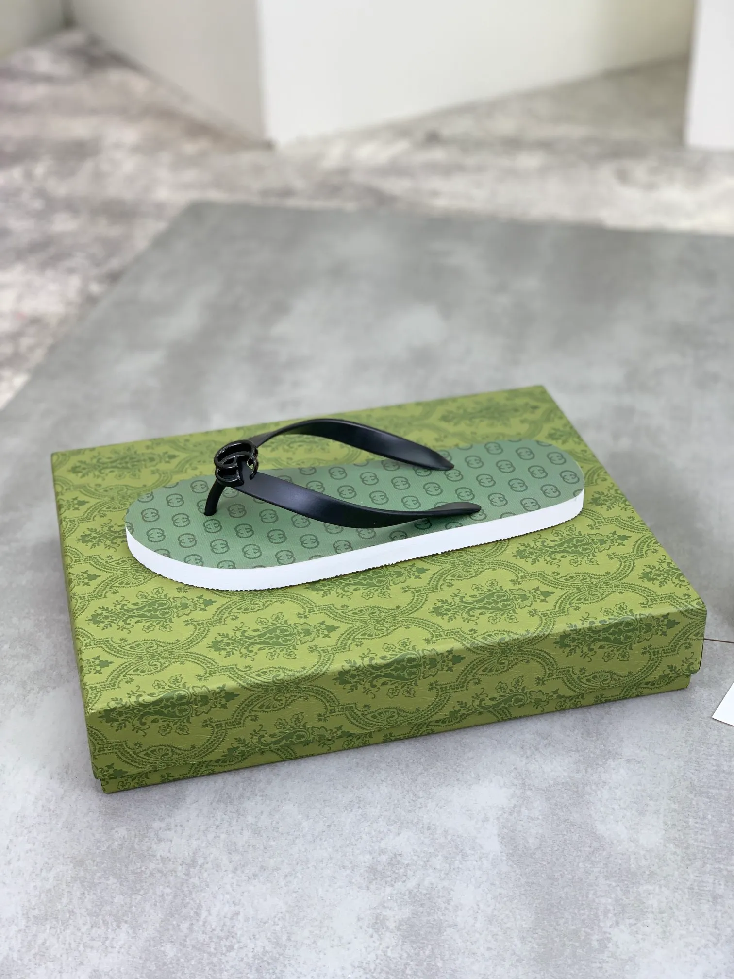 Men's men's shoes 💰P220💰【New style】🆘【GUCCI】Official website's popular Gucci adult couple 🧑‍🤝‍🧑 style, children's flip-flops are on sale at the counter simultaneously! Original fabric imported from Italy. Original bottom provided by the original factory. Size: Adult 36-45. Children’s size: 30-37. Multiple colors available.